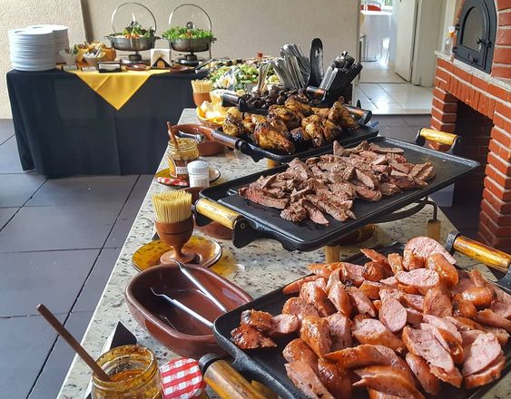 Um buffet de churrasco para representar a parte de serviços de buffet